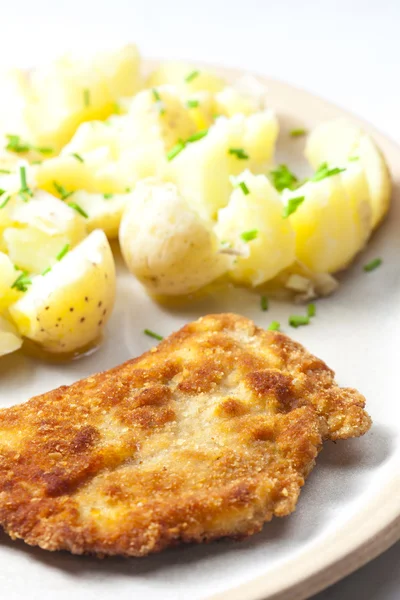 Filet de porc frit avec pommes de terre non pelées bouillies — Photo