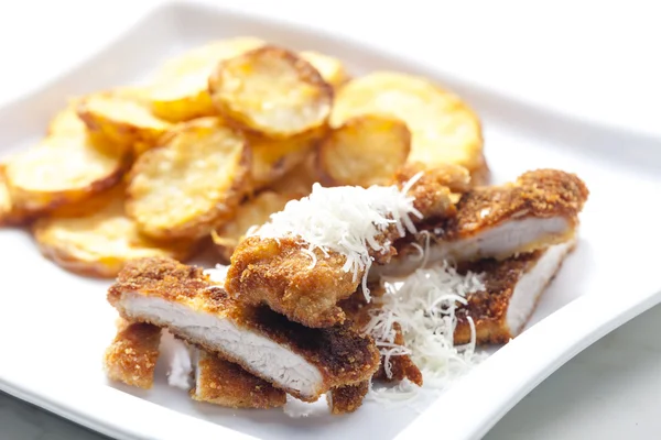 Filete de cerdo parmesano frito con papas parmesanas — Foto de Stock