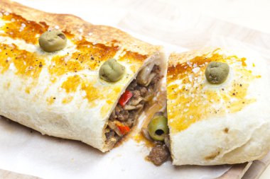 Kıyılmış et ve yeşil zeytin ile dolu Roly puf