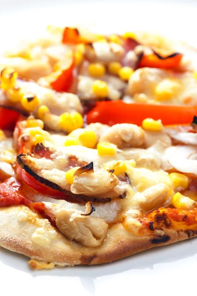 Pizza met spek, bonen en maïs — Stockfoto