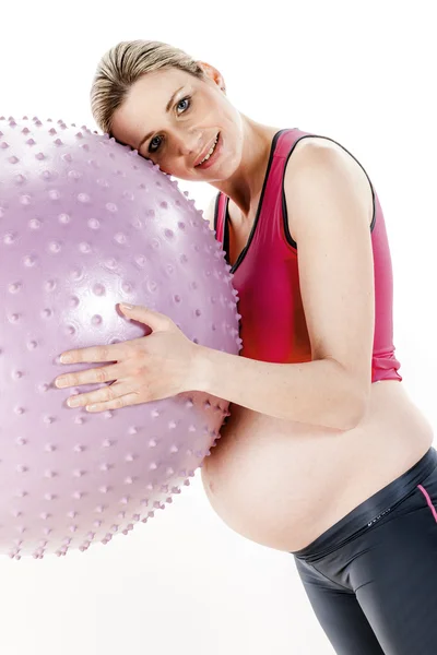 Retrato de la mujer embarazada haciendo ejercicios con una pelota —  Fotos de Stock