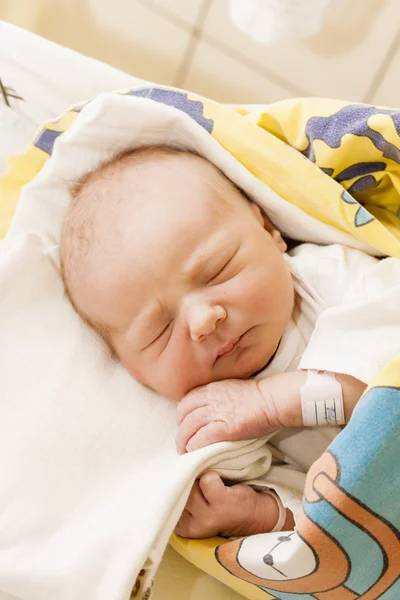 Porträt eines neugeborenen Mädchens im Mütterkrankenhaus — Stockfoto