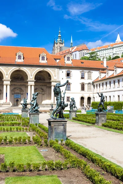 VALDSTEJNSKA trädgård och Pragborgen, Prag, Tjeckien — Stockfoto