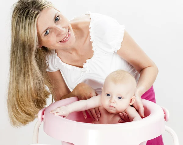 Ritratto di madre con il suo bambino durante il bagno — Foto Stock