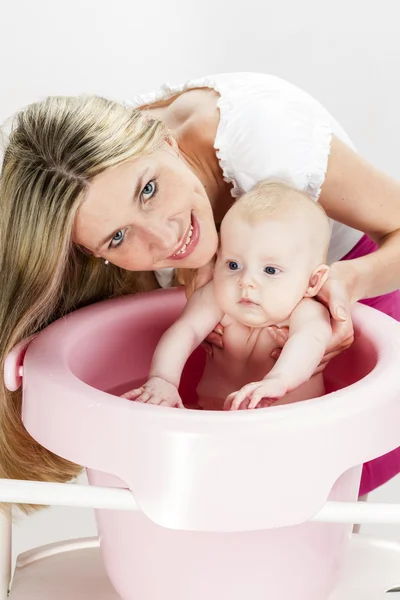 Retrato de la madre con su bebé durante el baño — Foto de Stock