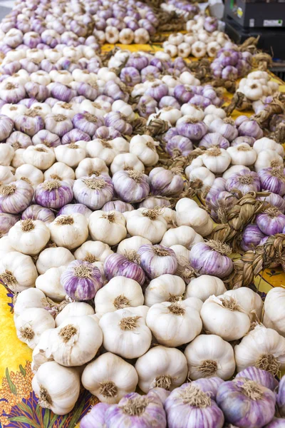 Garlic, market in Nyons, Rhone-Alpes, France — Stock Photo, Image