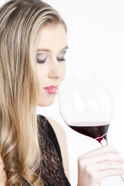 Portrét mladé ženy, pití červeného vína — Stock fotografie