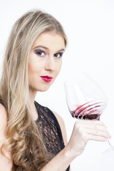 Porträtt av ung kvinna med ett glas rött vin — Stockfoto