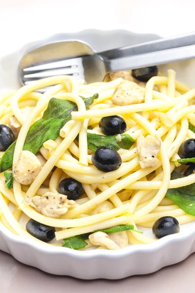 Macaroni with chicken meat and black olives on sage — Stock Photo, Image