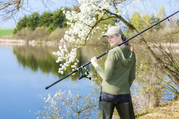 Vrouw vissen in de vijver in het voorjaar van — Stockfoto