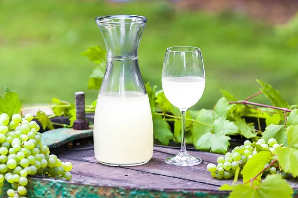 Copa de vino y jarra con sidra de vino —  Fotos de Stock