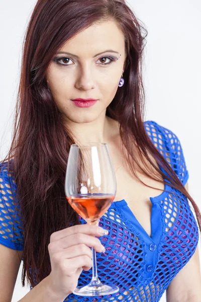 Portret młodej kobiety z kieliszek wina różowego — Zdjęcie stockowe