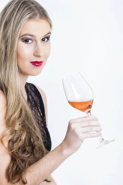 Portrét mladé ženy se sklenkou růžové víno — Stock fotografie