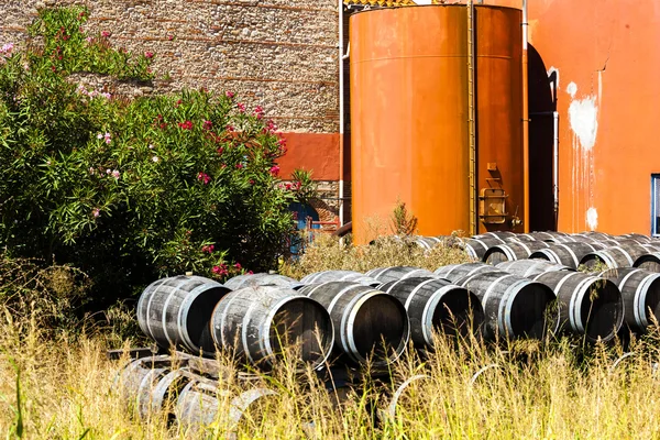 Tunnor framför vinkällare, Languedoc-Roussillon, Frankrike — Stockfoto