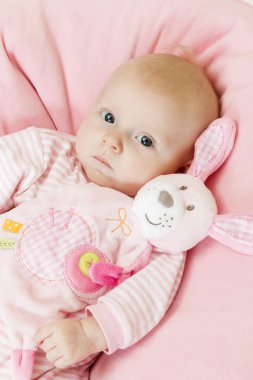 3 aylık bebek kız tutmak bir oyuncak