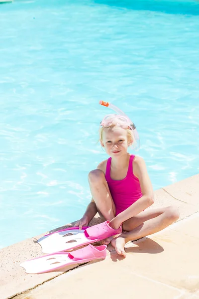 Little girl with snorkeling equipment at swimming pool — Stock Photo, Image