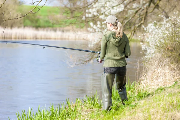 Frau angelt im Frühling am Teich — Stockfoto