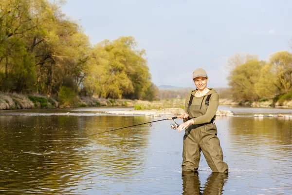 Mujer pescando en el río en primavera —  Fotos de Stock