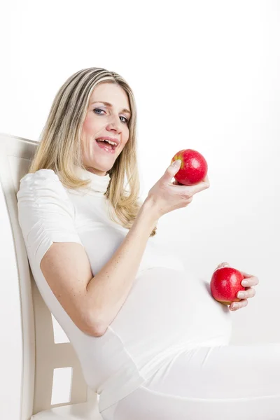 Pregnant woman with red apples — Stock Photo, Image