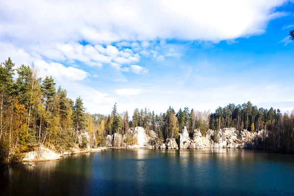 Lago Piskovna, Teplice-Adrspach Rocks, República Checa — Foto de Stock