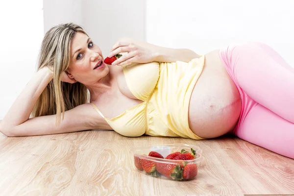 Pregnant woman with strawberries — Stock Photo, Image