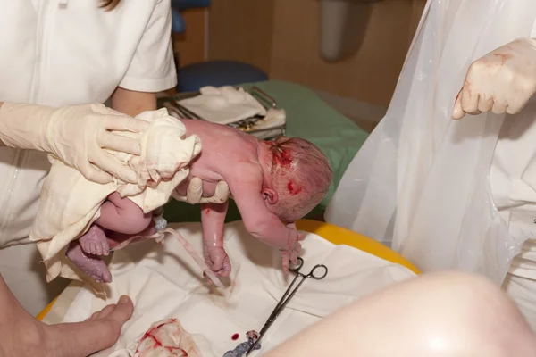 Bebé recién nacido durante el parto —  Fotos de Stock
