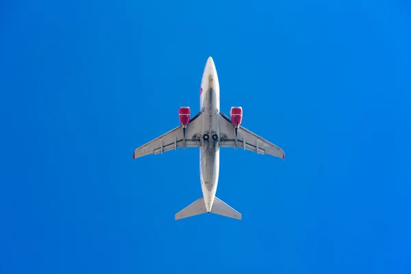 Transport lotniczy w niebo — Zdjęcie stockowe