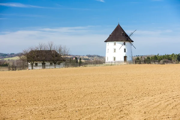 Wiatrak w pobliżu Mseno, Republika Czeska — Zdjęcie stockowe