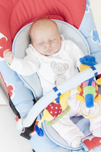 Niña de un mes durmiendo en la silla del bebé —  Fotos de Stock