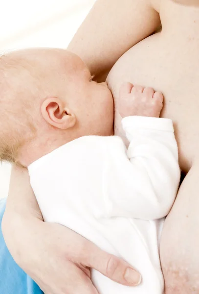 Porträt einer Mutter, die ihr Baby stillt — Stockfoto