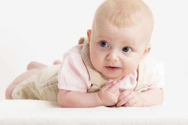 Liggande fyra månader gamla baby girl — Stockfoto