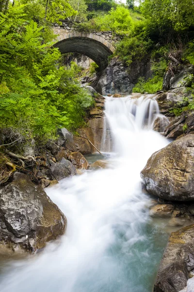 Vattenfallet nära Sambuco, Piemonte, Italien — Stockfoto