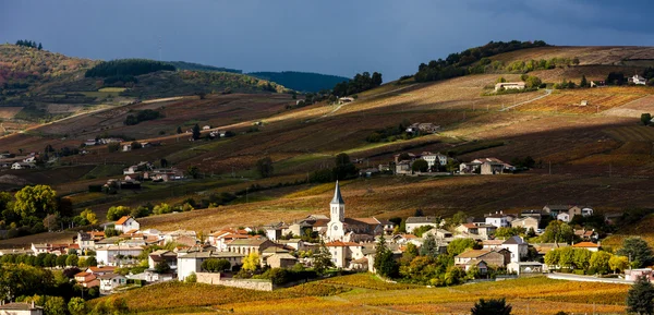 Dorp Juliénas met wijngaarden in Beaujolais — Stockfoto