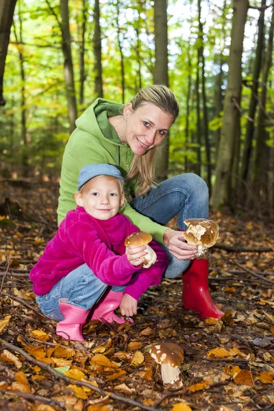 Mamma med sin dotter gör svampplockning — Stockfoto