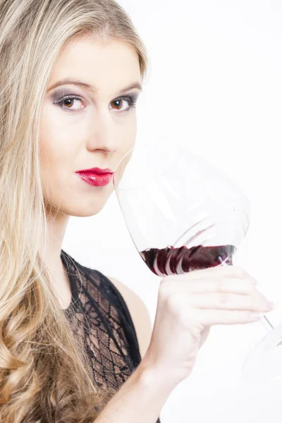 Portrait de jeune femme buvant du vin rouge — Photo