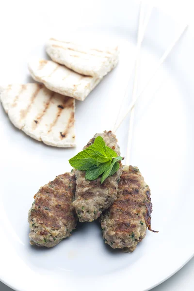 Kebab de cordero con menta y pan de pita — Foto de Stock