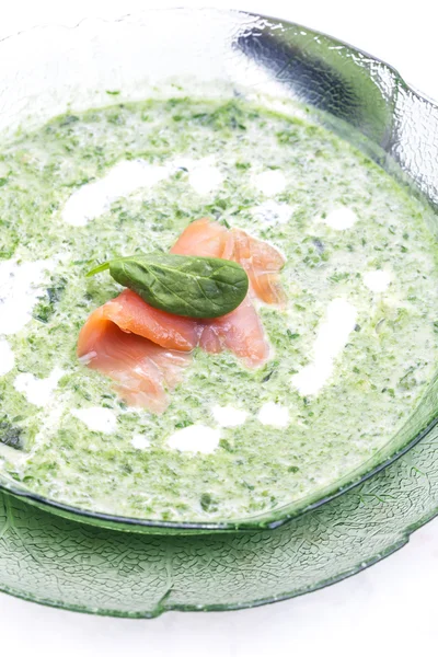 Spinatsuppe mit Räucherlachs — Stockfoto