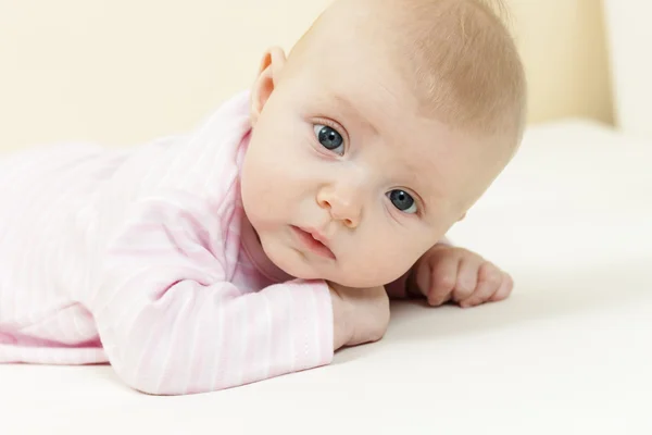 Retrato de mentira três meses de idade bebê menina — Fotografia de Stock