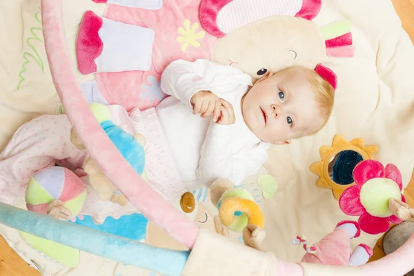 Bébé fille couché sur tapis de jeu — Photo