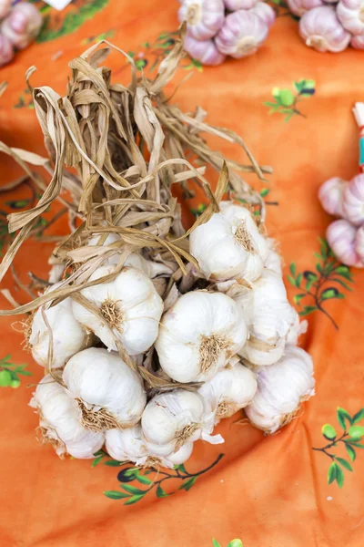 Garlic, market in Forcalquier, Provence, France — Stock Photo, Image