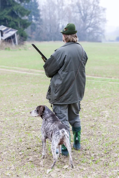 Jägare med hans hund jakt — Stockfoto