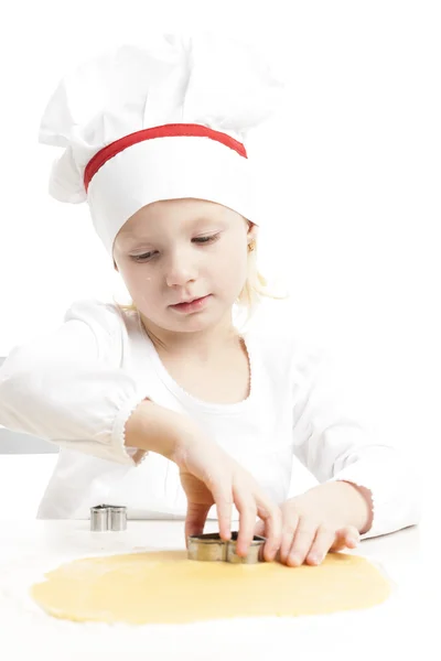 Klein meisje snijden cookies — Stockfoto