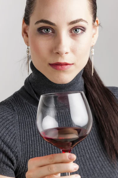 Jonge vrouw met een glas rode wijn — Stockfoto