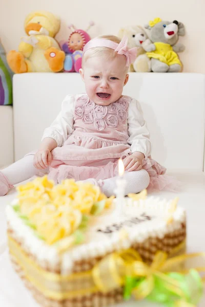 Niña sentada con su pastel de cumpleaños — Foto de Stock