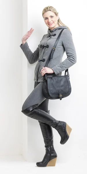 Kadın giyen platform siyah bir çanta ile çizme — Stok fotoğraf