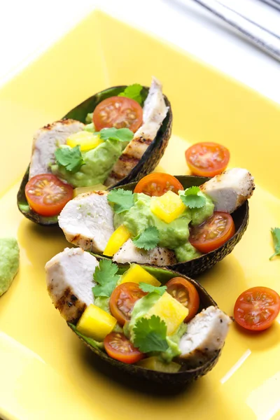 Авокадо с куриным салатом и соусом авокадо — стоковое фото