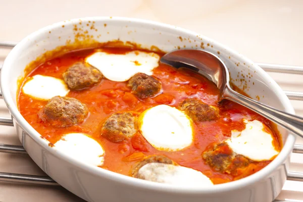 Boloñesas al horno con tomate, albahaca y mozzarel de toro fresco — Foto de Stock