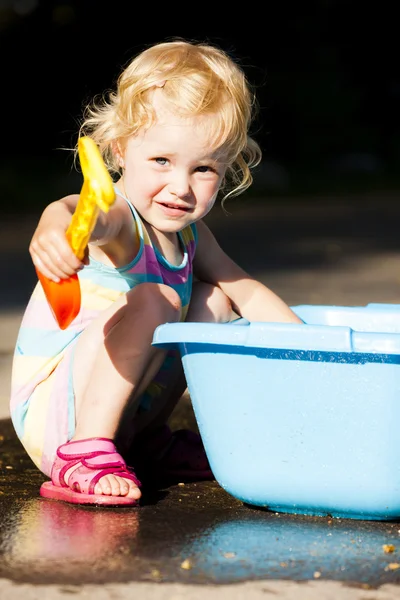 Menina criança jogando no verão — Fotografia de Stock