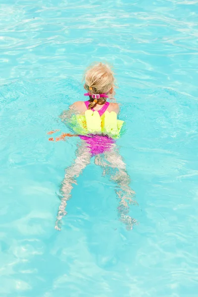 Bambina che nuota in piscina — Foto Stock