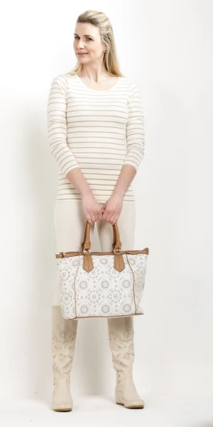 Bir çanta ile yaz giyen kadın çizme — Stok fotoğraf